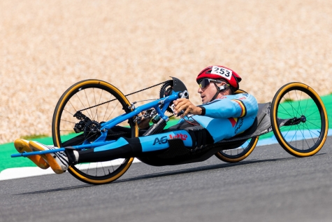 Zes Vlaamse G-wielrenners, aangesloten bij Parantee-Psylos en/of Cycling Vlaanderen, zijn geselecteerd voor de Paralympische Spelen in Tokyo. Onder hen ook Jonas Van de Steene uit Zaffelare. De Paralympics werden, net als de Olympische Spelen, met een jaartje uitgesteld. Ze zullen nu van 24 augustus tot 5 september plaatsvinden in Tokio (Japan). Vanmiddag werden door het Belgian Paralympic Committee de selecties voor G-wielrennen en rolstoeltennis aangekondigd. Ewoud Vromant (Herzele), Tim Celen (Ham), Griet Hoet en pilote Anneleen Monsieur (Gent), Jonas Van de Steene (Zaffelare), Diederick Schelfhout (Erembodegem) en Laurence VandeVyver (Maldegem) mogen op de Paralympics in Tokio (Japan) hun sterke benen of armen etaleren. Ook toprolstoeltennisser Jef Vandorpe (Niel) is geselecteerd. Handbiker Jonas Van de Steene had het voorbije weekend geen geluk op het WK in Cascais (Portugal). In de tijdrit behaalde hij een 6de plaats, maar het verschil met de 4de plaats bedroeg slechts 8 seconden. De Belgische ploeg, Zes Vlaamse G-wielrenners, aangesloten bij Parantee-Psylos en/of Cycling Vlaanderen, zijn geselecteerd voor de Paralympische Spelen in Tokyo. Onder hen ook Jonas Van de Steene uit Zaffelare. De Paralympics werden, net als de Olympische Spelen, met een jaartje uitgesteld. Ze zullen nu van 24 augustus tot 5 september plaatsvinden in Tokio (Japan). Vanmiddag werden door het Belgian Paralympic Committee de selecties voor G-wielrennen en rolstoeltennis aangekondigd. Ewoud Vromant (Herzele), Tim Celen (Ham), Gr